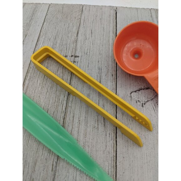 Vintage Tupperware Set 877 885 1299 Mini Funnel Lettuce Corer Toast Grabber - Picture 3 of 11
